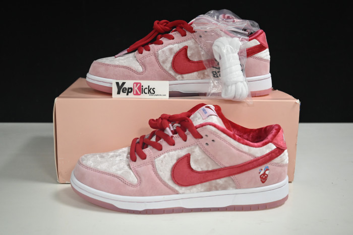 nike sb dunk low strangelove skateboards ct2552-800