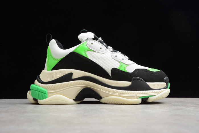 Ba*len*cia*ga triple s w09o5 9033