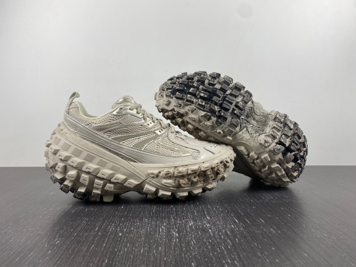 Ba*len*cia*ga Defenders W2RAF 9700