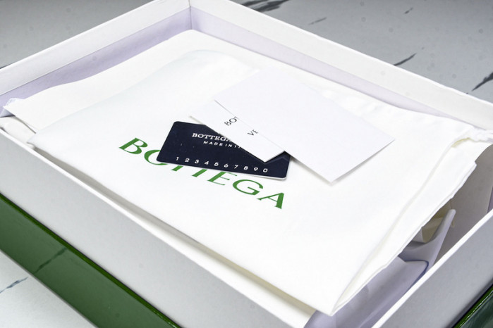 Bo*te*ga Ve*ne*ta BV057