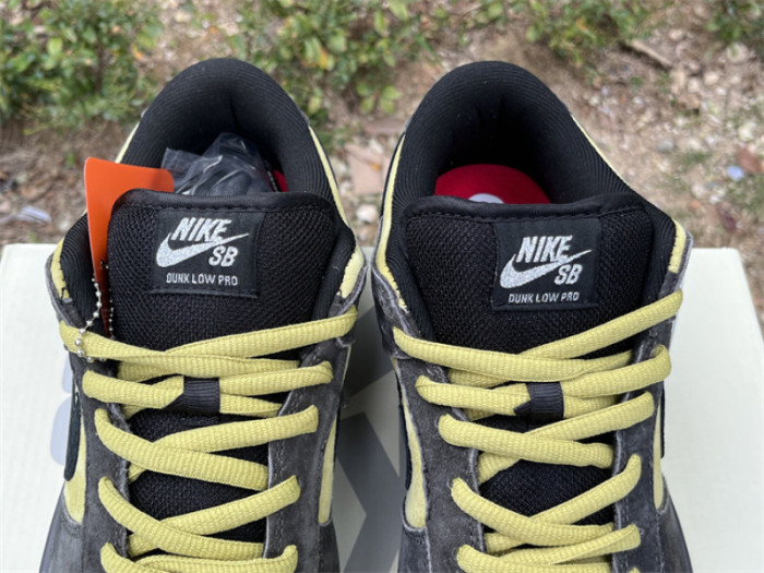 S*prem* x Nike SB Dunk Low Camper Green HQ8487-300