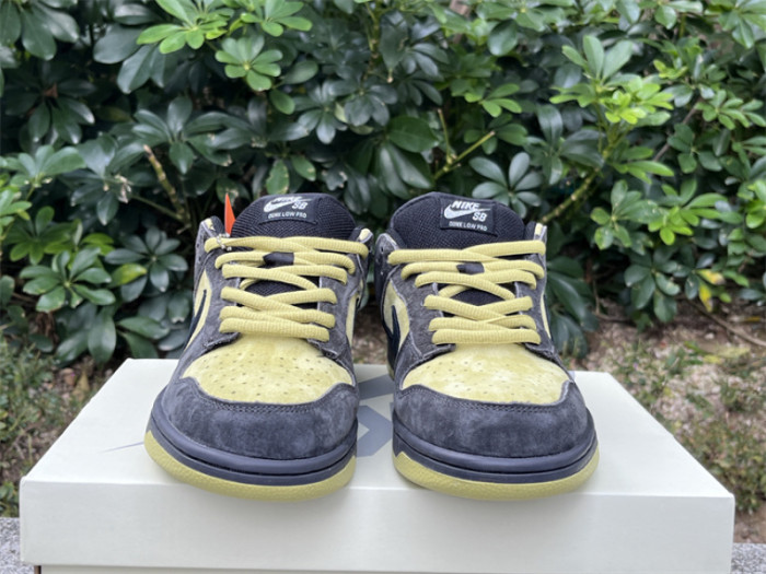 S*prem* x Nike SB Dunk Low Camper Green HQ8487-300