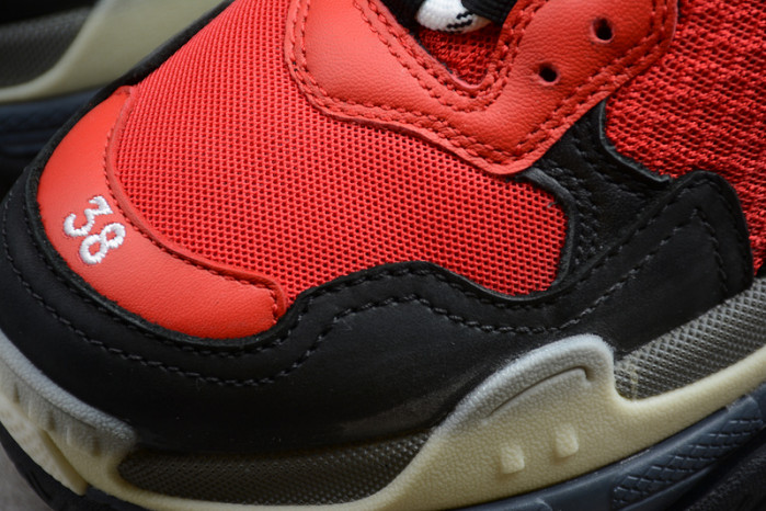 Ba*len*cia*ga triple s w09o5 9032