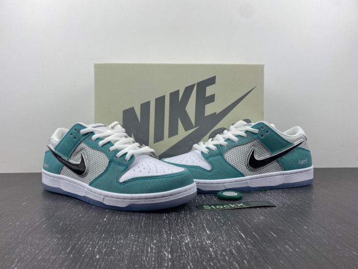 nike dunk low april skateboards fd2562-400